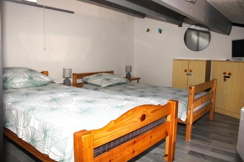 une chambre avec deux lits dans une pièce dans l'établissement Capipa, au Cap d'Agde