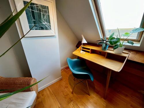 a small room with a desk and a window at Modern Seaside Townhouse feat Sauna near Brighton in Shoreham-by-Sea