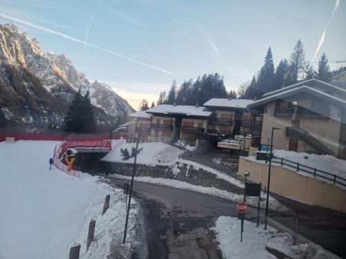 a ski resort with snow on the ground and buildings at Mansarda trilocale direttamente sulla pista a Folgarida - Belvedere in Folgarida