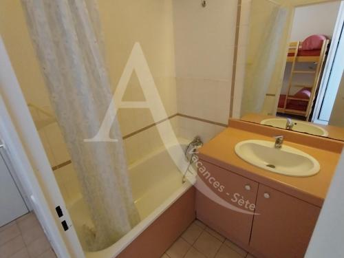 une salle de bain avec un lavabo, un miroir et une douche dans l'établissement STUDIO 4 PERS RES 1ERE LIGNE MER AVEC PISCINE, à Sète