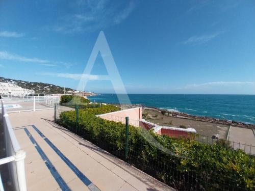 STUDIO 4 PERS RES 1ERE LIGNE MER AVEC PISCINE