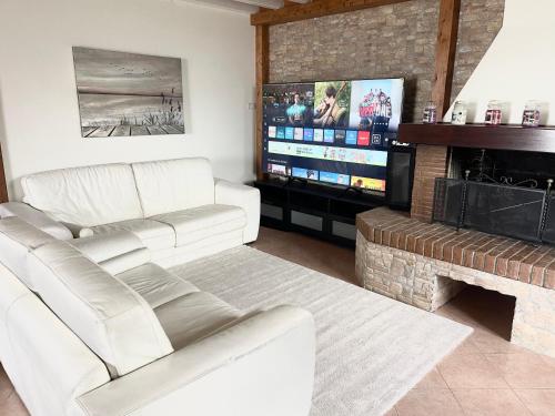 TV a/nebo společenská místnost v ubytování Villa Acquabella