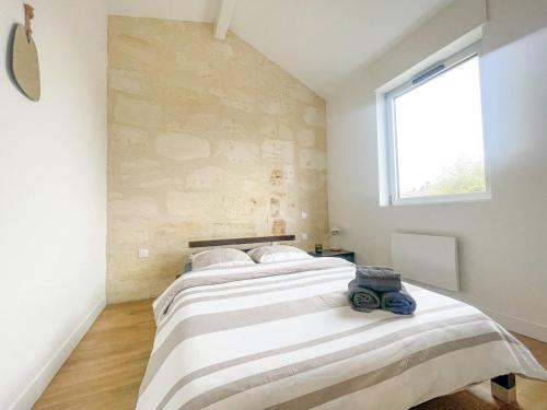 Katil atau katil-katil dalam bilik di Maison spacieuse proche Bordeaux