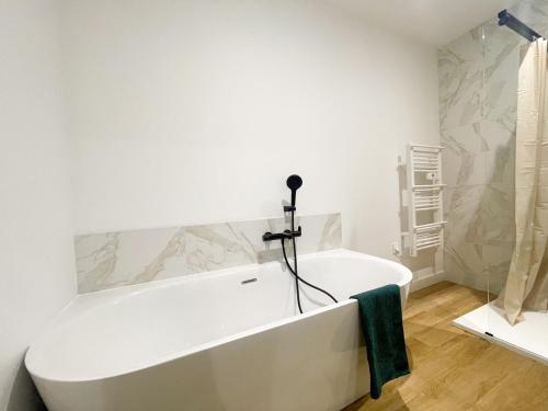 Bilik mandi di Maison spacieuse proche Bordeaux