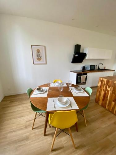 une table de salle à manger et des chaises dans une pièce dans l'établissement Maison spacieuse proche Bordeaux, à Talence