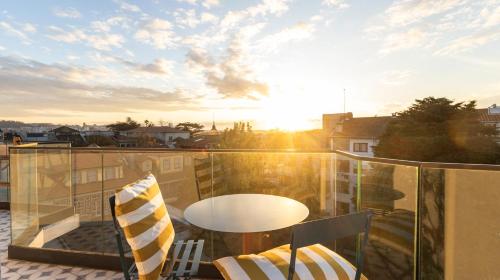 New 3BR w Rooftop & Balcony Views by LovelyStay