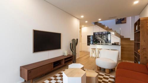 New 3BR w Rooftop & Balcony Views by LovelyStay