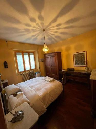 a bedroom with a bed and a table and a ceiling at Charming Double bedrooms Umbria-Tuscany in Ravigliano