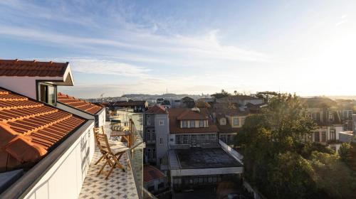 New 3BR w Rooftop & Balcony Views by LovelyStay