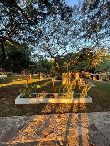 Un jardín fuera de Tupasy Marangatu Hostal