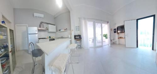 Η κουζίνα ή μικρή κουζίνα στο Incantevole villa al mare