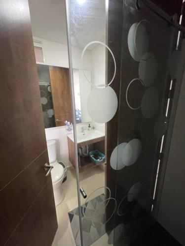 a bathroom with a shower with a toilet and a sink at Espectacular apartamento en Melgar in Melgar