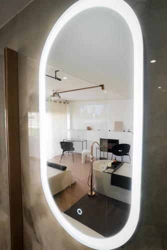 - un salon avec une table et un miroir dans l'établissement Studio Lux Cannes, à Cannes