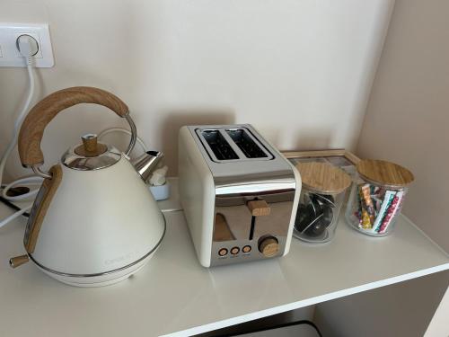a toaster and a tea kettle on a counter at Le Chalet - maison avec jardin et parking in Lourdes