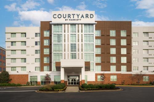 a front view of a building with a court yard in marriott at Courtyard by Marriott Knoxville West/Bearden in Knoxville