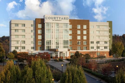 a building with a sign on the front of it at Courtyard by Marriott Knoxville West/Bearden in Knoxville