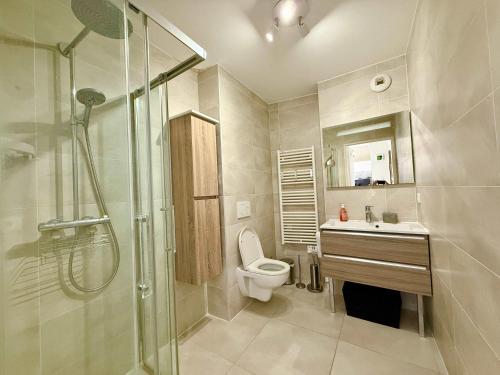 une salle de bain avec une douche, des toilettes et un lavabo dans l'établissement A011-Superbe Studio avec Terrasse Sauna Jacuzzi, à Cannes
