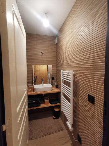 une salle de bain avec un lavabo et un miroir dans l'établissement Joli appartement rénové et garage proche cabines Pontillas, à La Salle Les Alpes