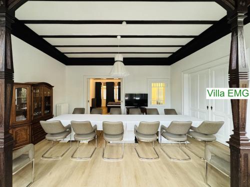 a dining room with a white table and chairs at Villa EMG Düsseldorf Essen Dortmund - Velbert in Velbert