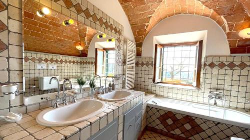 duża łazienka z dwiema umywalkami i wanną w obiekcie Brucina - Private holiday apartment with shared pool w mieście Montelupo Fiorentino