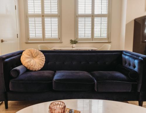 a living room with a blue couch and a table at Hotel Phillips in Bartlesville