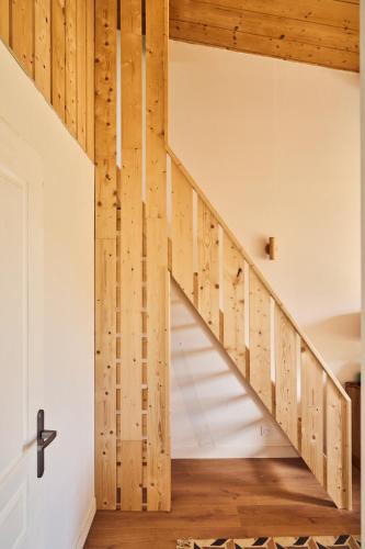 a staircase in a house with wood paneling at Maison moderne, ambiance californienne, proche mer in Plouescat