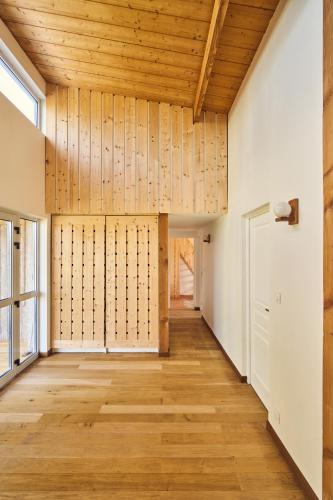 a hallway of a house with wooden walls and wood floors at Maison moderne, ambiance californienne, proche mer in Plouescat
