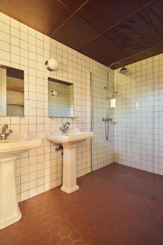 a bathroom with two sinks and a shower at Maison moderne, ambiance californienne, proche mer in Plouescat