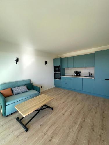 un salon avec un canapé et une table dans l'établissement TOP 3 rooms renovated SEA view 2025, à Cannes