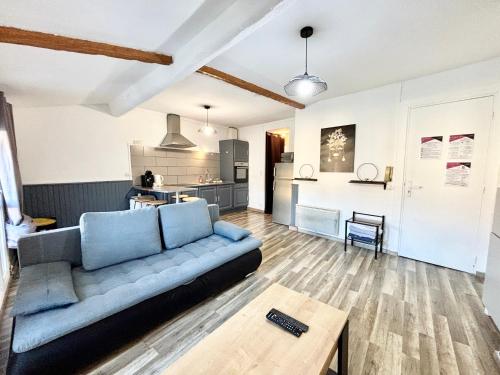 un salon avec un canapé et une cuisine dans l'établissement Charmant & Spacieux , Proche centre, à Valence