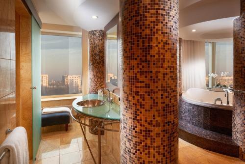 Kúpeľňa v ubytovaní Regent Warsaw Hotel