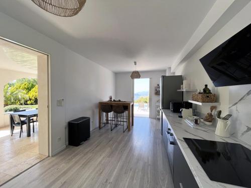 Η κουζίνα ή μικρή κουζίνα στο Maison de Maître Albitru - Piscine - Vue Golfe St-Florent