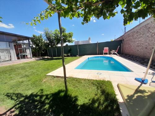 een klein zwembad in een tuin met een boom bij Casa El Almendro-Barrio Privado - Para 2 personas in Ciudad Lujan de Cuyo