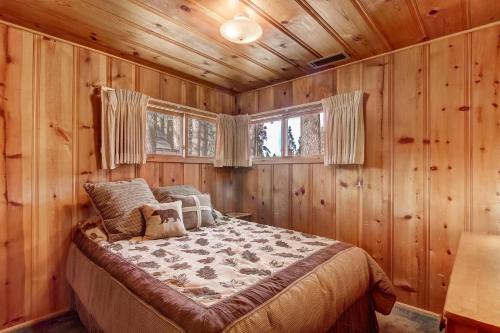 Un dormitorio con una cama en una cabaña de madera. en 3993C Cedar Cabin Lake Tahoe, en South Lake Tahoe