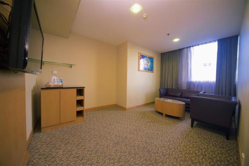 Televisyen dan/atau pusat hiburan di Kinabalu Daya Hotel