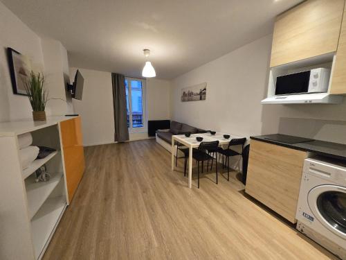 Kuchyň nebo kuchyňský kout v ubytování Appartement centre de Paris 19