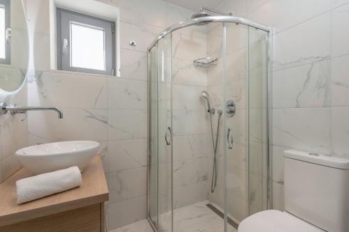 a bathroom with a shower with a toilet and a sink at Villa Jessy 150m² with Full Privacy in Parikia