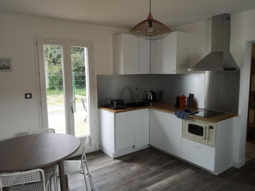 Kuchyň nebo kuchyňský kout v ubytování La petite maritaise du petit bois