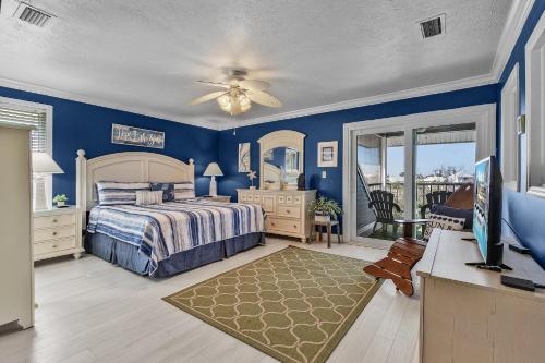 Un ou plusieurs lits dans un hébergement de l'établissement Close to Beach, Secluded Pier with Partial Bay Views - Blue Bayou A - Roelens