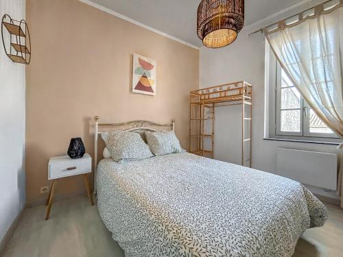 une chambre avec un lit et une fenêtre dans l'établissement T2 Cosy Vue Sur La Cité, à Carcassonne