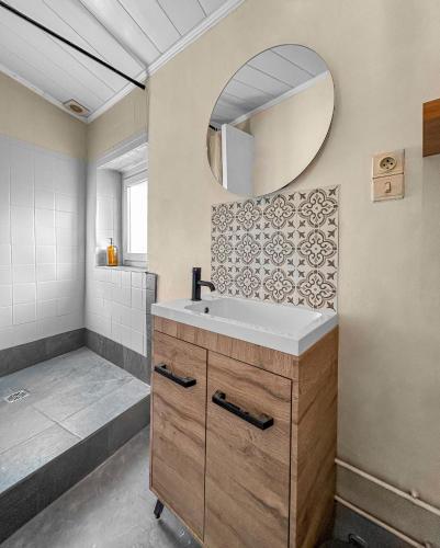 une salle de bain avec un lavabo et un miroir dans l'établissement T2 Cosy Vue Sur La Cité, à Carcassonne