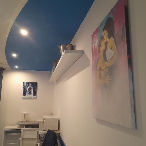 a room with a large painting on the wall at Willa Gracja in Wisła