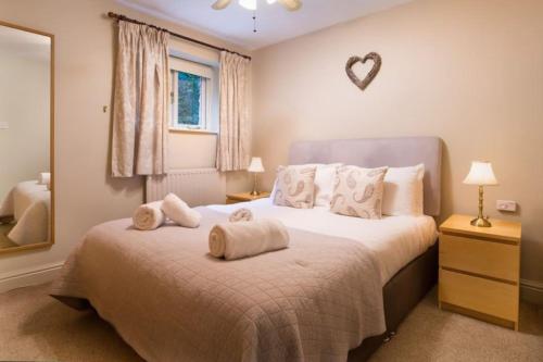 a bedroom with a bed with towels on it at Thomas Fold Flat in Ambleside
