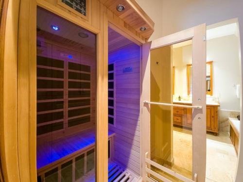 a sauna with a glass door in a bathroom at Stunning 3bdr with Private Sauna - Plateau 202-5 in Mont-Tremblant