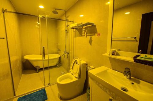y baño con aseo, lavabo y ducha. en Summer Travel B&B en Taitung