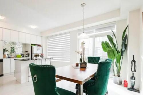 Imagen de la galería de Spacious Executive Townhome, en Oakville