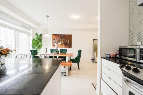 Imagen de la galería de Spacious Executive Townhome, en Oakville