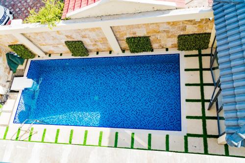 an overhead view of a swimming pool in a house at The Villa Haramous in Djibouti