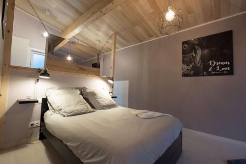une chambre avec un grand lit dans une pièce dans l'établissement Villa Combes - Piscine Chauffée & Spa - Grand parc arboré, à Bruniquel