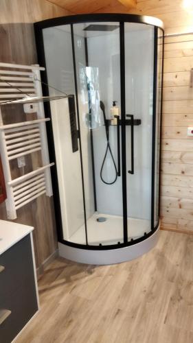 Cette chambre dispose de parquet et d'une douche en verre. dans l'établissement Maison bois vue Causse Larzac et viaduc, à Millau